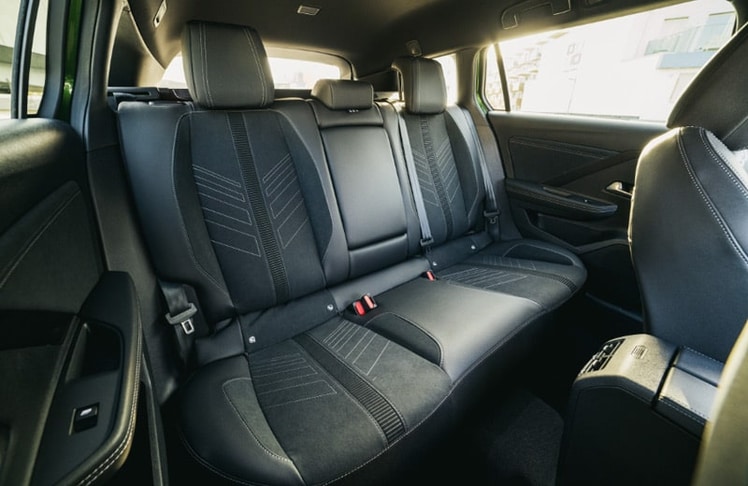 Im Fond finden auch Erwachsene ausreichende Platzverhältnisse vor.