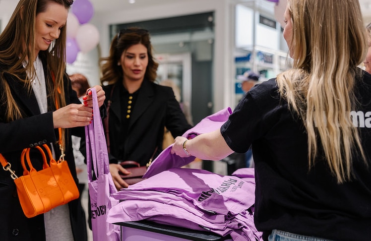 Beim Woman Day Pop-up konnten sich Besucher:innen die Woman Day Trendbag in der Farbe "Amethyst Orchid" mit der aktuellen Woman-Ausgabe und exklusiven Goodies sichern.