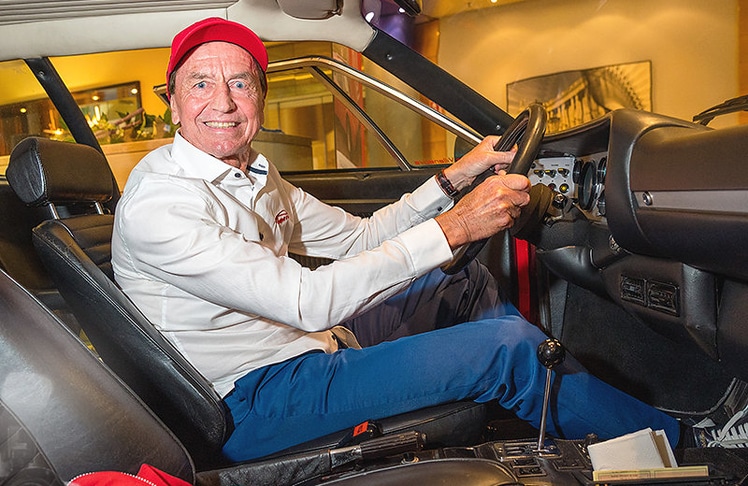 Heribert Kasper, auch bekannt als "Mr. Ferrari", sucht nach einem neuen Hotel, das ihn aufnehmen möchte.