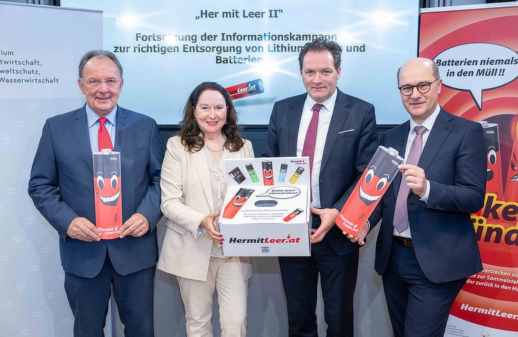 V.l.n.r.: Robert Pfarrwaller (Bundesgremialobmann Elektro- und Einrichtungsfachhandel in der WKO), Elisabeth Giehser (Geschäftsführerin der EAK), Norbert Totschnig (Bundesminister für Land- und Forstwirtschaft, Klima- und Umweltschutz, Regionen und Wasserwirtschaft) und Johannes Pressl (Präsident des Österreichischen Gemeindebundes).