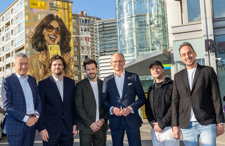 V.l.n.r.: Thomas Auböck (Geschäftsfeldleitung Brief & Werbepost, Österreichische Post AG), Emilio Epstein (Posse Studio), Gerald Wiesmühler (Teamleitung DOOH & Außenwerbung, Österreichische Post AG), Walter Oblin (Generaldirektor Österreichische Post AG), Georg Johann Schuchlenz (Posse Studio) und Myron Kohut (Leitung Kunden-Insights, Werbung & Digitale Kanäle, Österreichische Post AG).