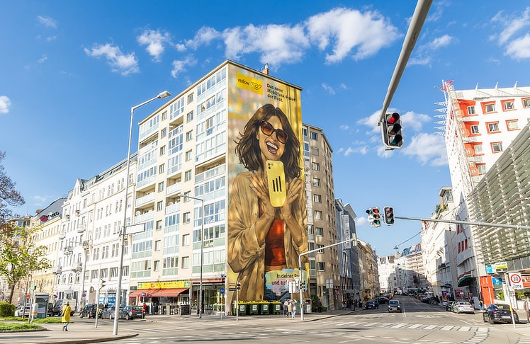 Großformatiges Wandbild in der Hollandstraße für neues Mobilfunk-Paket Yelllow.