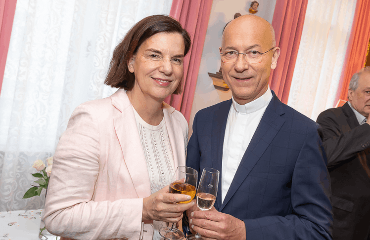 Christiane Wenckheim (Aufsichtsratsvorsitzende der Ottakringer Getränke AG) und Dompfarrer Toni Faber 