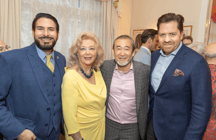 V.l.n.r.: Kammersänger Clemens Unterreiner, Gastgeberin Birgit Sarata, Gastronom und Musiker Joji Hattori sowie der Opernsänger Daniel Serafin 