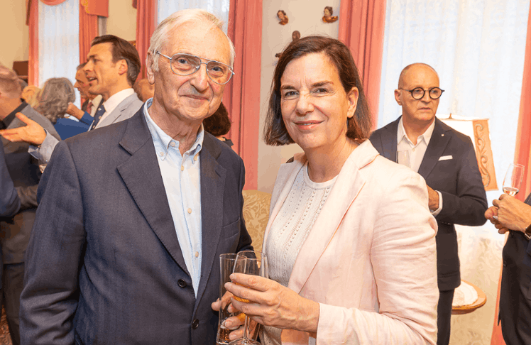 Der Betreiber des Schweizerhauses Karl Kolarik gemeinsam mit Christiane Wenckheim (Aufsichtsratsvorsitzende der Ottakringer Getränke AG)