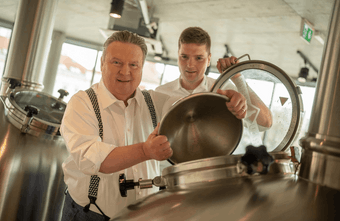 Bürgermeister Ludwig verpasste dem Inselbier die nötige Würze