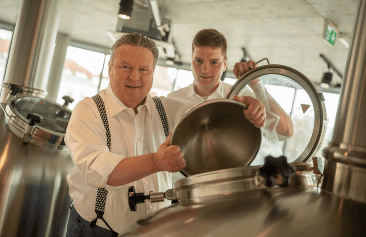 Bürgermeister Michael Ludwig wirkte wieder traditionell persönlich bei der Hopfenbeigabe mit.