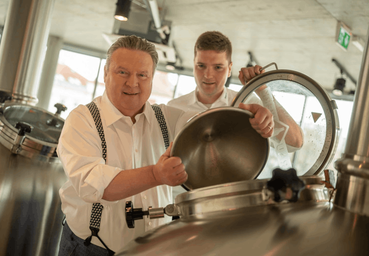 Bürgermeister Ludwig verpasste dem Inselbier die nötige Würze