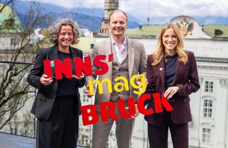 V.l.n.r.: Heike Kiesling, Johannes Anzengruber und Barbara Plattner auf der Dachterrasse des "Hauses der Musik" mit dem Slogan INNS‘ mag BRUCK © Alena Klinger