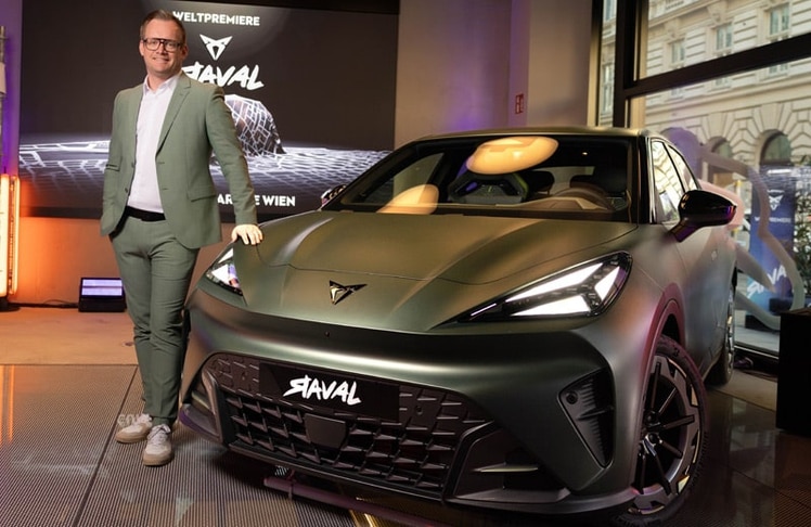 Timo Sommerauer mit dem neuen Raval in der Cupra City Garage Wien