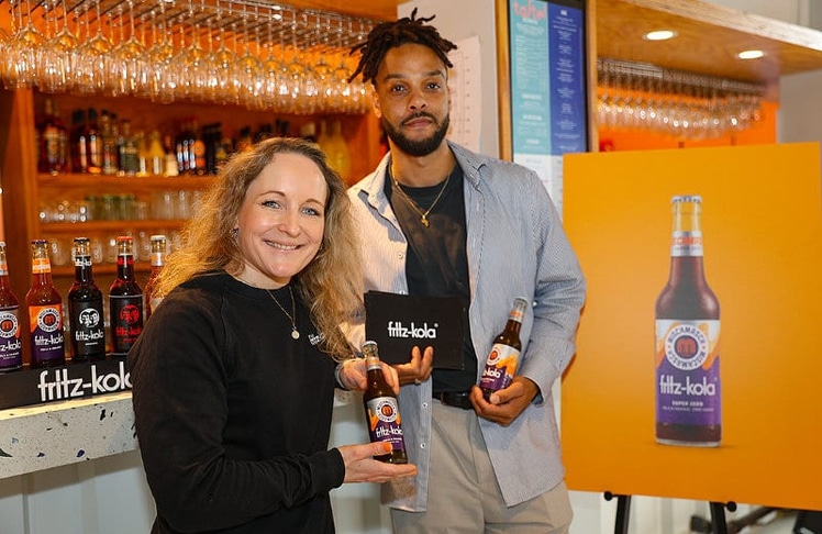 Raja Gabert (Produktentwicklerin, fritz-kola) mit Moderator Tori Reichel beim Launch Event in Wien.
