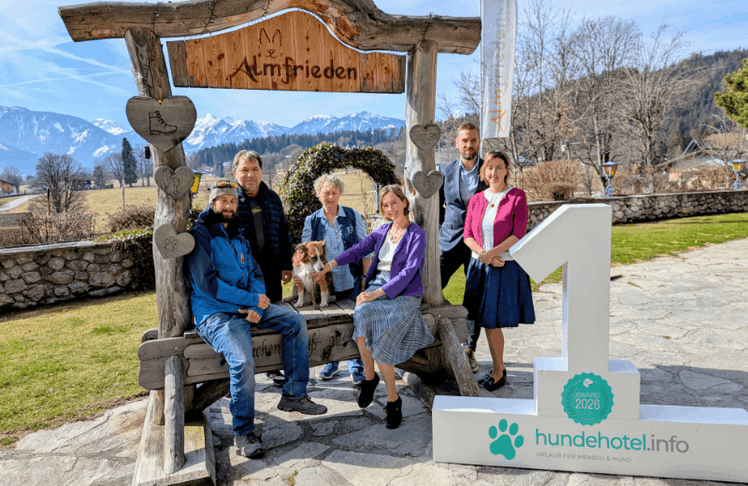 Das Team des Hotels Almfrieden (v.l.n.r.): Markus, Rudi, Hund Happy, Doris, Michaela, Werner und Geschäftsführerin Christiane Simonlehner