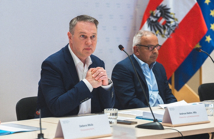 Vizekanzler und Medienminister Andreas Babler (l.) und Studienautor Andy Kaltenbrunner bei der Studienpräsentation.