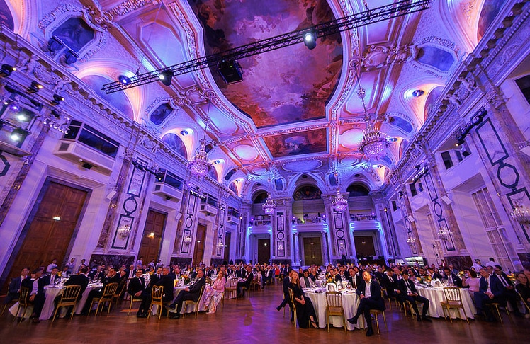 Rund 300 Gäste, darunter langjährige Wegbegleiter:innen des Unternehmens, waren mit dabei.