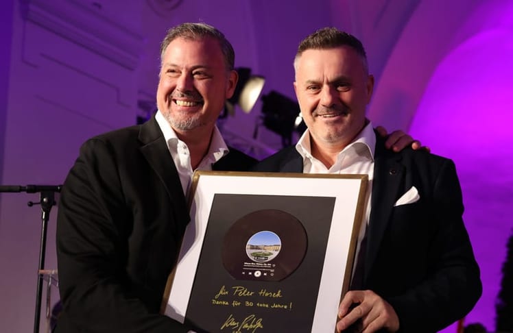 Für einen besonders feierlichen Moment sorgte Klaus Panholzer (r.), der an Peter Hosek eine "Goldene Schallplatte" überreichte.
