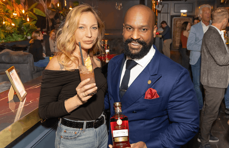 Whisky-Expertin Alexandra Bisanz und Daniyel Jones (Global Brand Ambassador Angostura)