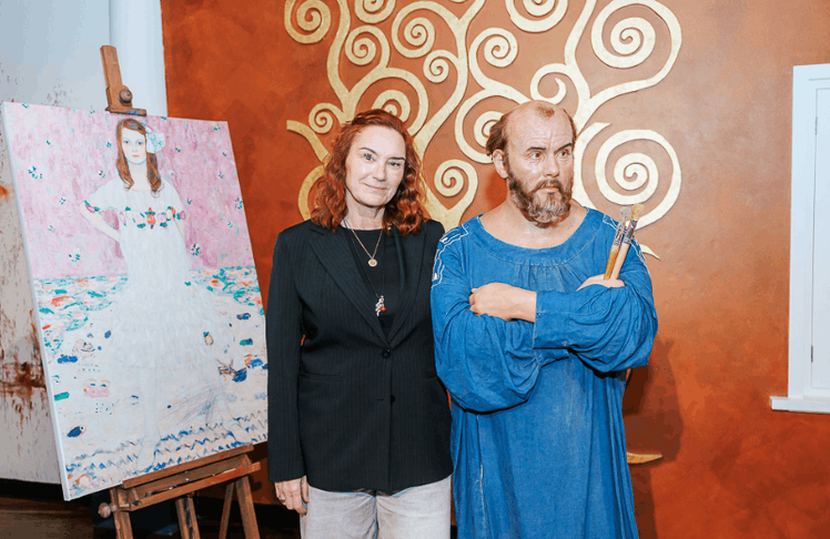 Die Geschäftsführerin von Madame Tussauds Arabella Kruschinski und Gustav Klimt als Wachsfigur 