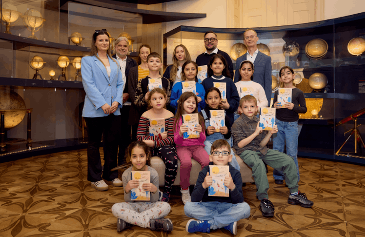 Partner Martin Schiefer (hinten 2.v.r.) und Kinderbuchautor Heinz Janisch (hinten 2.v.l.) mit Volksschulkindern
in Wien © Christina Häusler