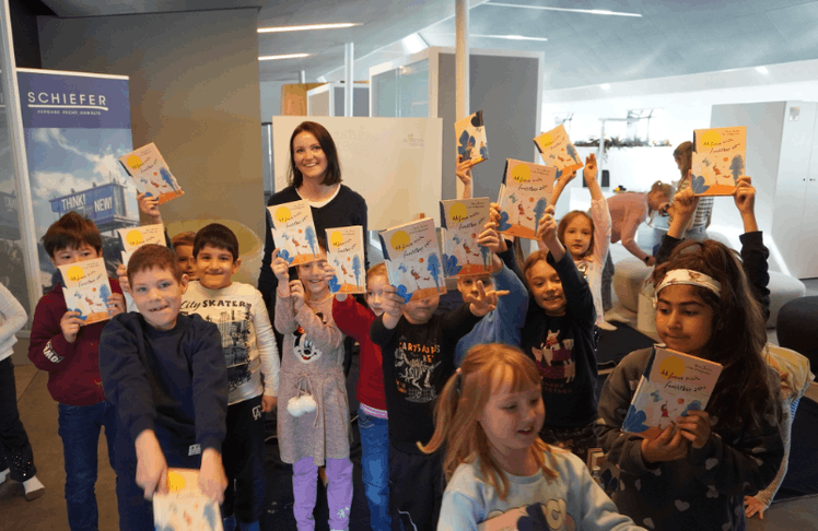 Partnerin Maria Troger mit Volksschulkindern in Graz © Schiefer Rechtsanwält