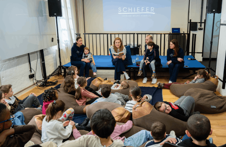Partner Christian Richter-Schöller und Volksschulkinder in Linz © Glimpse Film/ Tobias Königmayr
