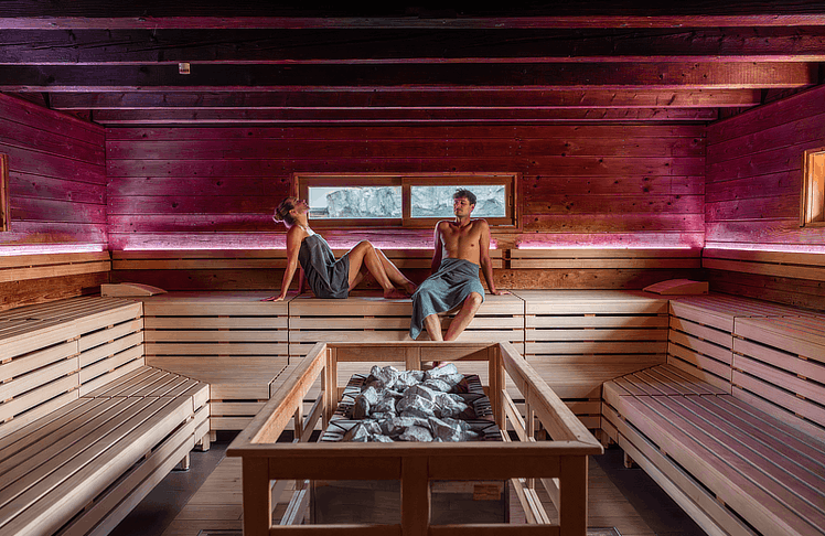 Die WellCard ist ein flexibler Wellnessgutschein, der bei über 700 Thermen, Day Spas und Wellnesshotels in mehreren europäischen Ländern als bargeldloses Zahlungsmittel für Eintritt, Massagen oder Übernachtungen einlösbar ist.