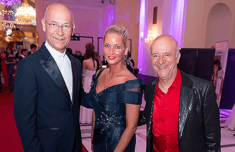 V.l.n.r.: Dompfarrer Toni Faber und Begleitung Natalie Nemec gemeinsam mit Entertainer Andy Lee Lang © Andreas Tischler