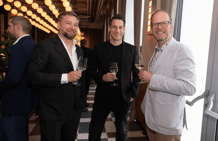 V.l.n.r.: Christian Lainer (Co-Founder, Companion Hospitality GmbH), Helge Payer (ehemaliger Fußballspieler) und Dietmar Baurecht (Bezirksvorsteher, Rudolfsheim-Fünfhaus) 