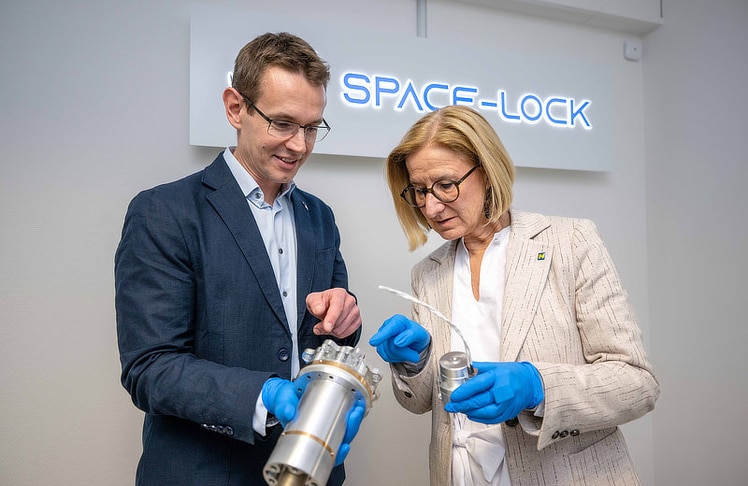 Im Rahmen ihres Arbeitsbesuches ließ sich Mikl-Leitner von Günther erklären, wie die innovative Technologie funktioniert.