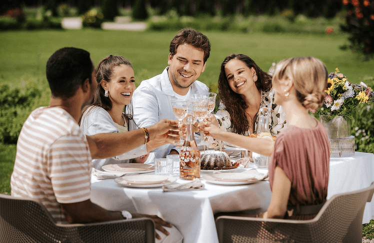 Schlumberger startete seine Frühjahrskampagne "Sparkling Spring" und rückt damit Rosé als Begleiter der Saison in den Mittelpunkt.