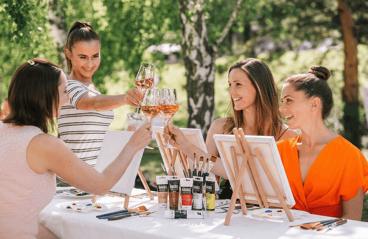 An vier Terminen im Mai und Juni können Gäste unter Anleitung des Künstlers Marc-Alexandre Dumoulin ihr eigenes, vom Frühling inspiriertes Kunstwerk gestalten – begleitet von free flow Schlumberger Rosé.