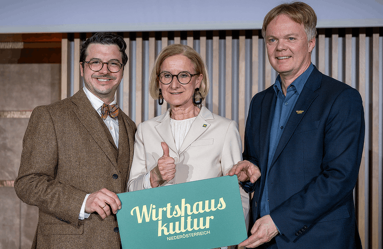 V.l.n.r.: NÖ Wirtshauskultur-Obmann Hartmuth Rameder, Landeshauptfrau Johanna Mikl-Leitner und Michael Duscher, Geschäftsführer NÖ Werbung.