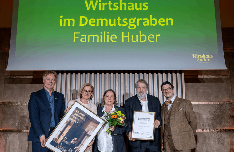 V.l.n.r. Michael Duscher (GF NÖ Werbung),  Landeshauptfrau Johanna Mikl-Leitner mit dem Titel "Bild des Jahres" sowie Martin Huber und Monika Huber-Riedler vom Wirtshaus im Demutsgraben und Wirtshauskultur-Obmann Hartmuth Rameder 