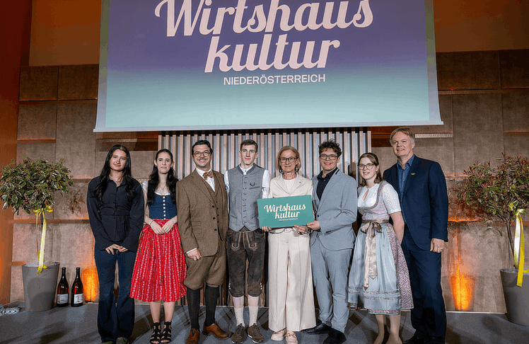 V.l.n.r.: Die Wirtshauskultur-Lehrlinge Isabella und Bianca, Hartmuth Rameder, Lehrling Philip, Landeshauptfrau Johanna Mikl-Leitner, die Lehrlinge Rene und Bianca und Michael Duscher.
