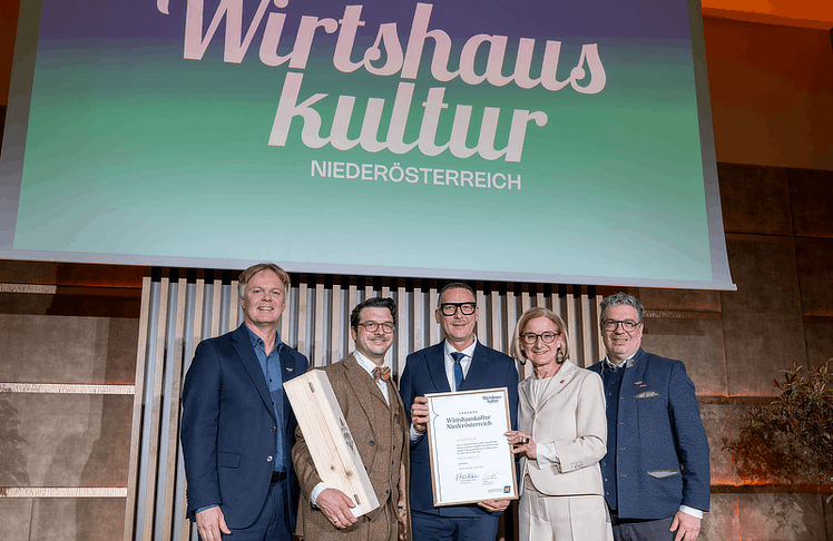 V.l.n.r.: Michael Duscher (GF NÖ Werbung), Obmann Hartmuth Rameder, Ehrenobmann Harald Pollak, Landeshauptfrau Johanna Mikl-Leitner und Dietmar Schöner (Spartenobmann Gastronomie in der WKNÖ)