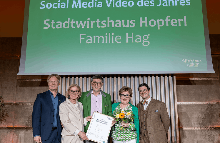 V.l.n.r. Michael Duscher (GF NÖ Werbung), Landeshauptfrau Johanna Mikl-Leitner mit  den Gewinner:innen des "Social Media Video des Jahres“" Monika und Josef Hag vom Stadtwirtshaus Hopferl und Wirtshauskultur-Obmann Hartmuth Rameder