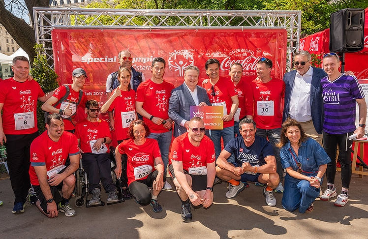 Angefeuert wurden die Läufer:innen unter anderem von Bürgermeister Michael Ludwig und Special Olympics Präsident Laurenz Maresch (Mitte), Stadtrat Peter Hacker (2.v.r.) und Landtagsabgeordnete Yvonne Rychly (unten r.). © Thomas Meyer