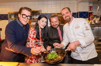 Krimistars tauschten im Jagdhof Handschellen gegen Bademantel