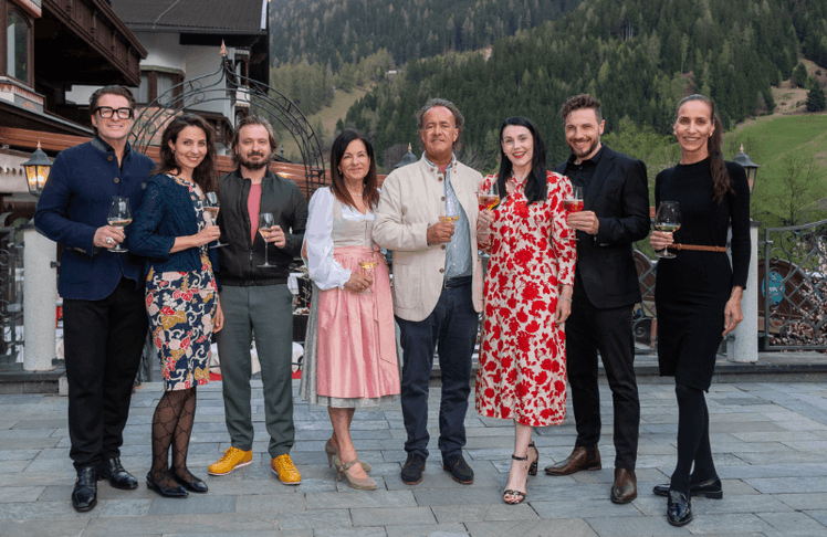 V.l.n.r.: Bruno Eyron, Cecilia Müller Stahl, Daniel Christensen, die Jagdhof Inhaber Tina & Armin Pfurtscheller, Anita Eichhorn mit Alexander Keil und Friederika Discherl