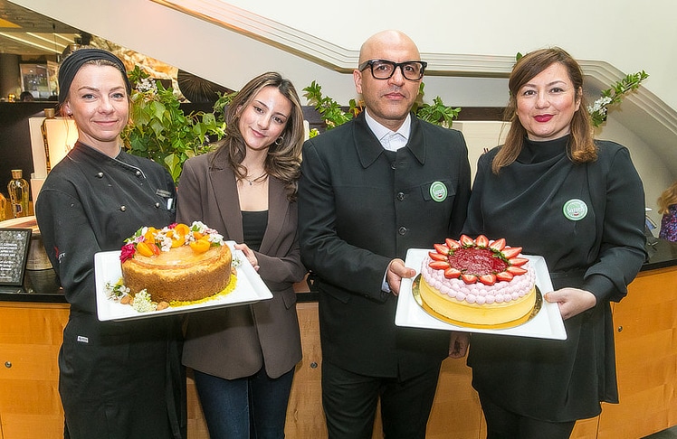 Marriott-Chef Patissière Denise Koppensteiner (l.) mit Sameh Salatin von der Konditorei Sameh (r.) und ihrem Team.