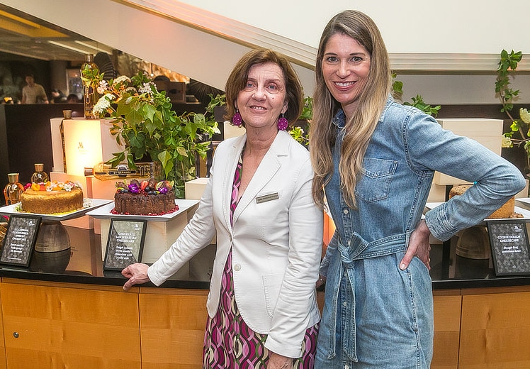 Florale Kreation siegte beim Cheesecake Tasting im Marriott Hotel