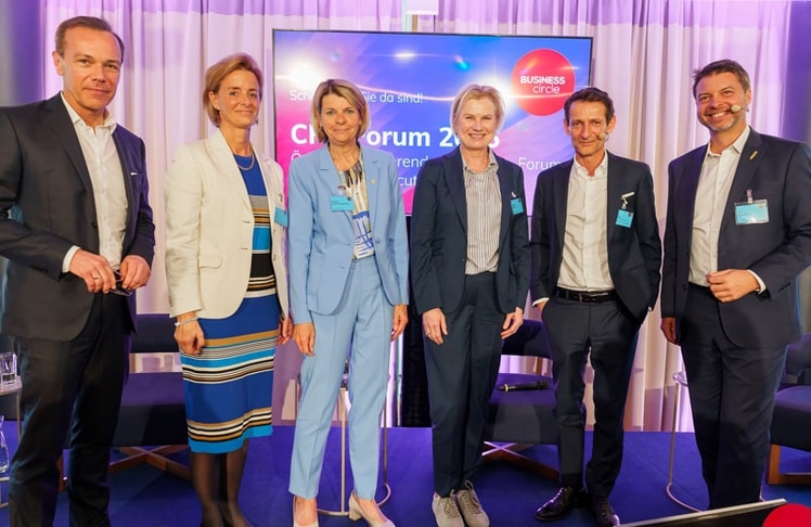 V.l.n.r.: Gerhard Pichler (Business Circle), Valerie Brunner (RBI),  Barbara Potisk-Eibensteiner (Post), Dagmar Steinert (Wienerberger), Michael Nikbakhsh (Moderator) und Felix Strohbichler (Palfinger)