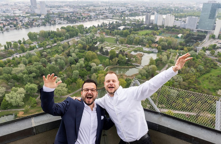 Roman Bauer (Geschäftsführer Donauturm) und Johannes Lanzinger (Klinischer Psychologe und Leiter von Phobius) mit Blick in die Tiefe.