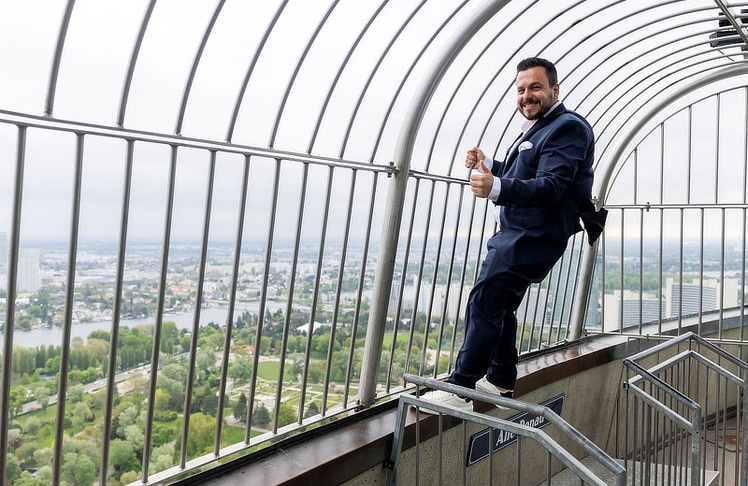 Roman Bauer (Geschäftsführer Donauturm) bei einer Konfrontationsübung auf der Außenterrasse.