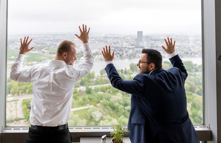 Johannes Lanzinger (Klinischer Psychologe und Leiter von Phobius) und Roman Bauer (Geschäftsführer Donauturm) bei einer der Konfrontationsstationen.