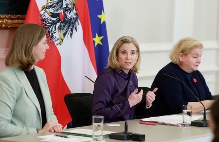 Am 22. April 2026 stellten Ministerin Beate Meinl-Reisinger (m.), Ministerin Korinna Schumann (r.) und Staatssekretärin Barbara Eibinger-Miedl (l.) die Reformpläne zur Stärkung der betrieblichen Altersvorsorge vor.