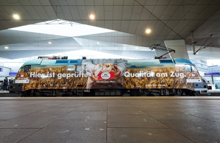 Die 8.700 PS starke Taurus-Lok der ÖBB trägt die AMA-Marketing-Werbung quer durch Österreich. 