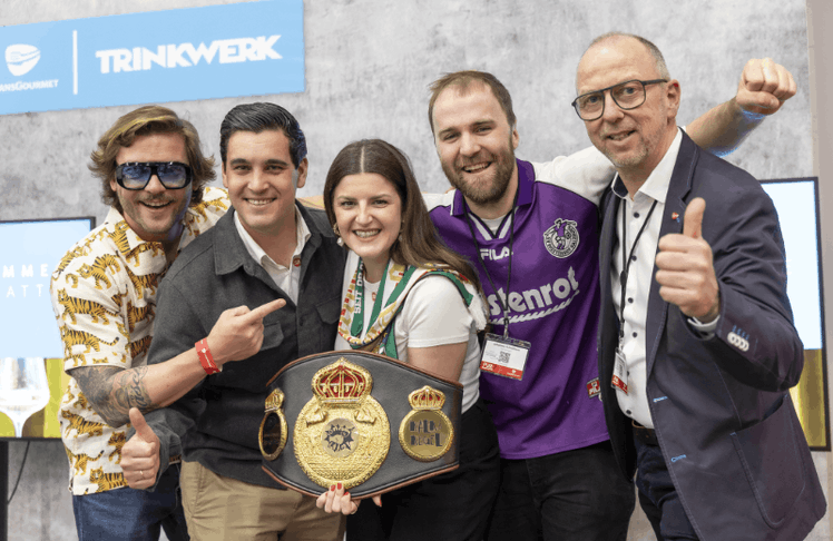 Magdalena Gleiss aus dem Restaurant Obauer gewinnt das Kalk&Kegel Blind Tasting - und damit die "Battle" gegen Willi Schlögl und Johannes Schellhorn. V.l.n.r.: Willi Schlögl; Mario Onida, Ikarus (Vorjahres-Siegel); Magdalena Gleiss; Johannes Schellhorn und Andreas Hayder von Transgourmet Trinkwerk
