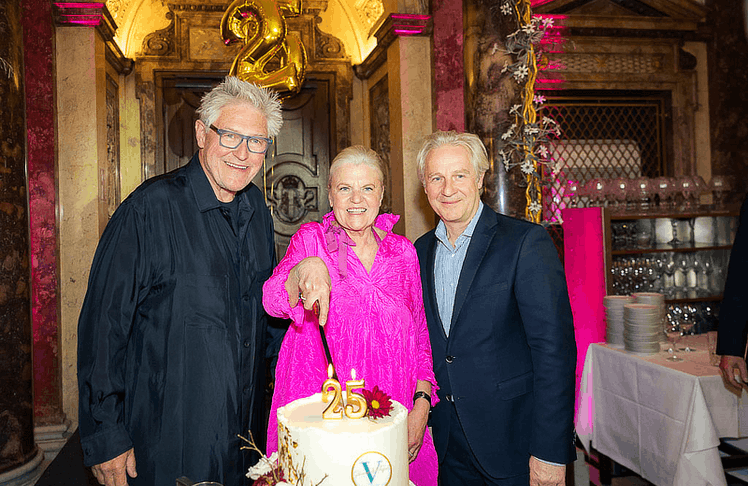 V.l.n.r.: Spitzenkoch Christian Domschitz, Gastgeberin Veronika Doppler und der künstlerische Direktor des Burgtheaters Stefan Bachmann