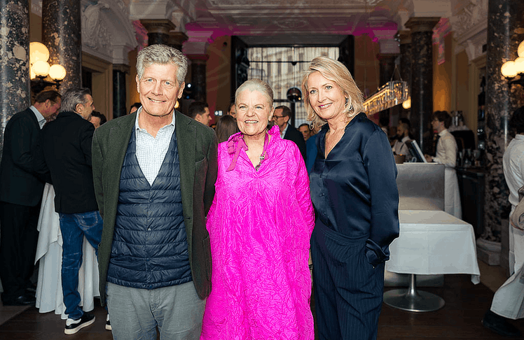 Die Herausgeber:in von Gault&Millau Karl (l.) und Martina Hohenlohe (r.) gemeinsam mit Gastgeberin Veronika Doppler (m.)