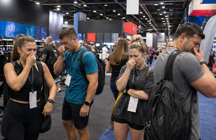 Viele Social-Media-Nutzer:innen machen unter anderem die verteilten Protein-Snacks für die üblen Gerüche in den Hallen verantwortlich. (Symbolbild)